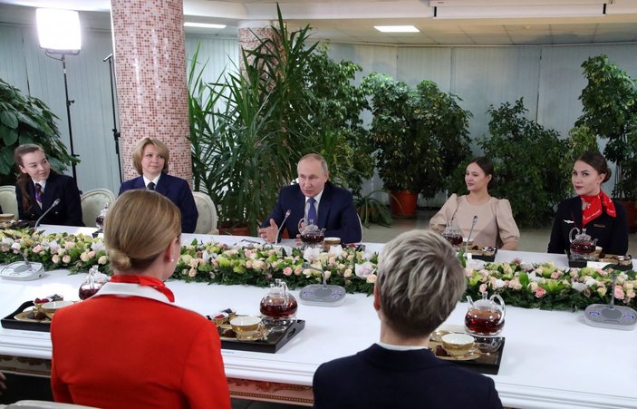Vladimir Putin, Aeroflot eğitim merkezini ziyaret etti