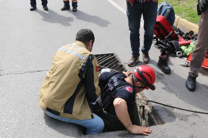 Antalya'da kanalizasyonda mahsur kalan hurdacıları çığlıkları kurtardı