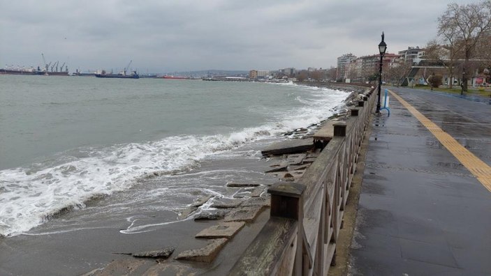 Marmara Denizi'nde şiddetli poyraz ulaşımı engelledi