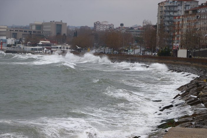 Marmara Denizi'nde şiddetli poyraz ulaşımı engelledi
