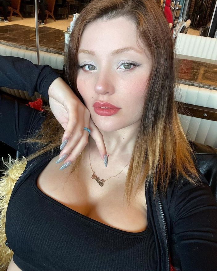 Diriliş Ertuğrul Gündoğdu Bey'in kendisinden 17 yaş küçük sevgilisine bakın! Göğüs dekolteli pozları olay...