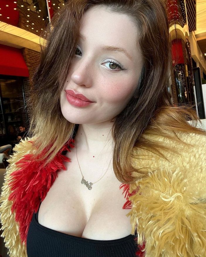 Diriliş Ertuğrul Gündoğdu Bey'in kendisinden 17 yaş küçük sevgilisine bakın! Göğüs dekolteli pozları olay...