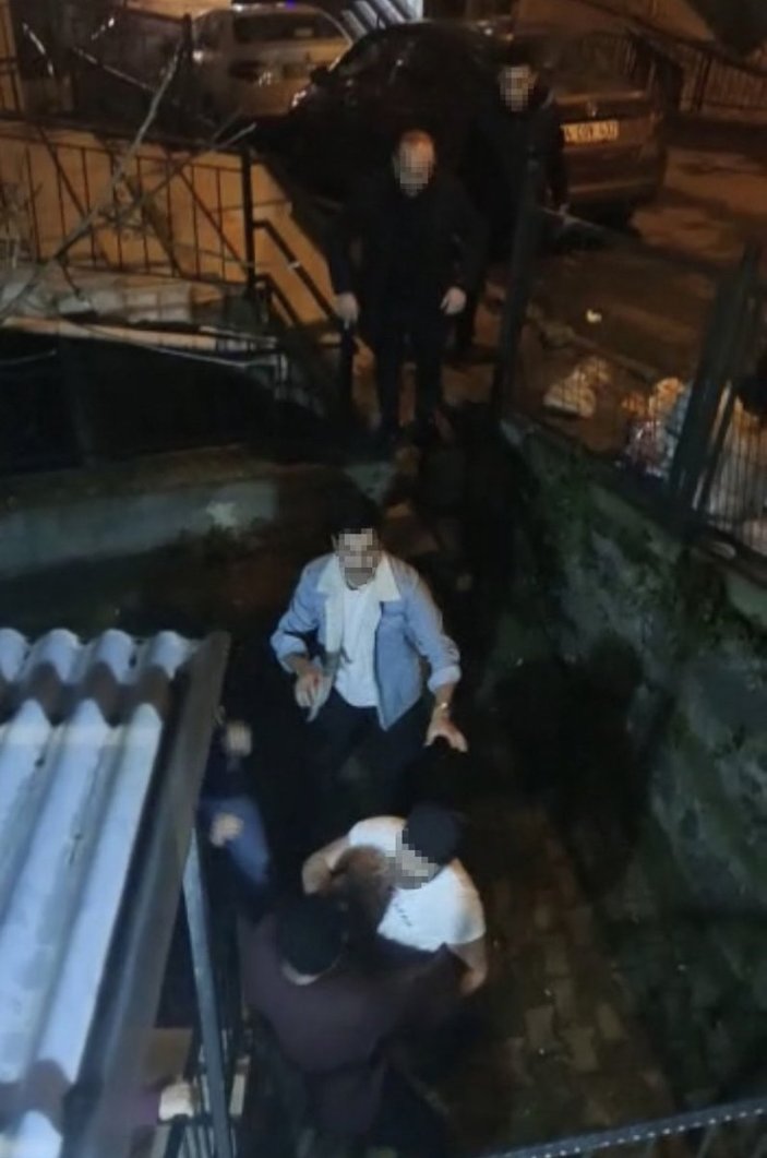 İstanbul'da alkollü şahıs kendisini uyaran kişilere döner bıçağıyla saldırdı