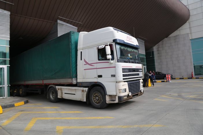 i İran’a alınmayan Ukrayna tırları, Sarp Sınır Kapısı’nda yoğunluğa neden oldu