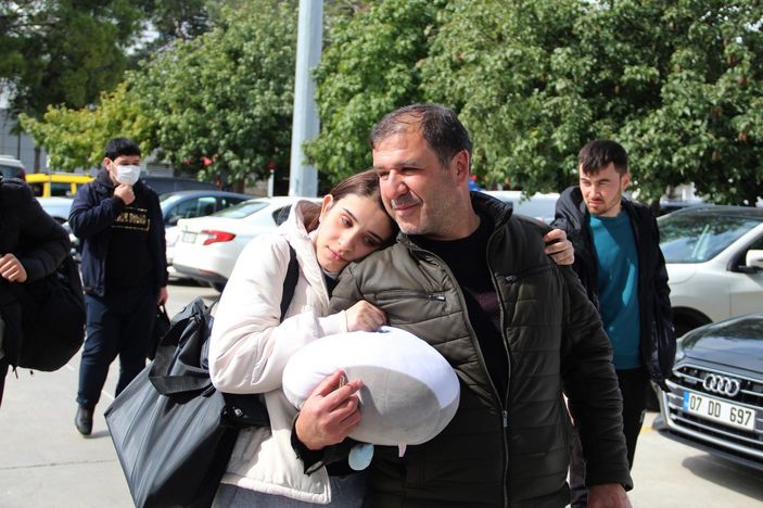 Harkov'da mahsur kalan Türk öğrenci, ailesine kavuştu