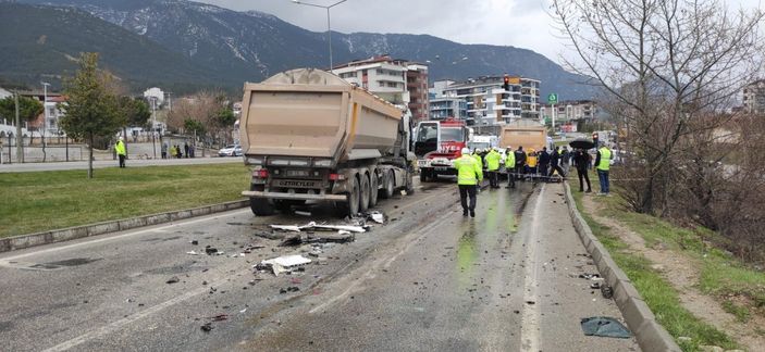Denizli'de tırların arasında kalıp öldüğü sanılan sürücü sağ çıkartıldı