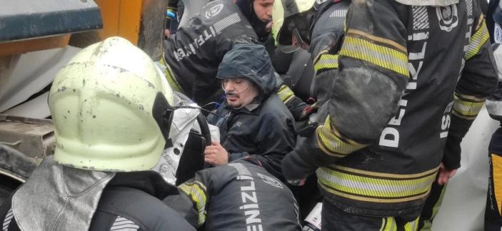 Denizli'de tırların arasında kalıp öldüğü sanılan sürücü sağ çıkartıldı