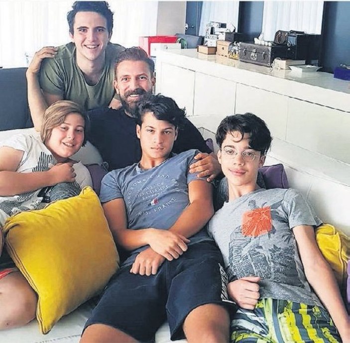 Ebru Şallı'nın oğlu Beren'e bakın, yakışıklı bir delikanlı oldu! Kaslı vücuduyla mankenlere taş çıkarıyor...