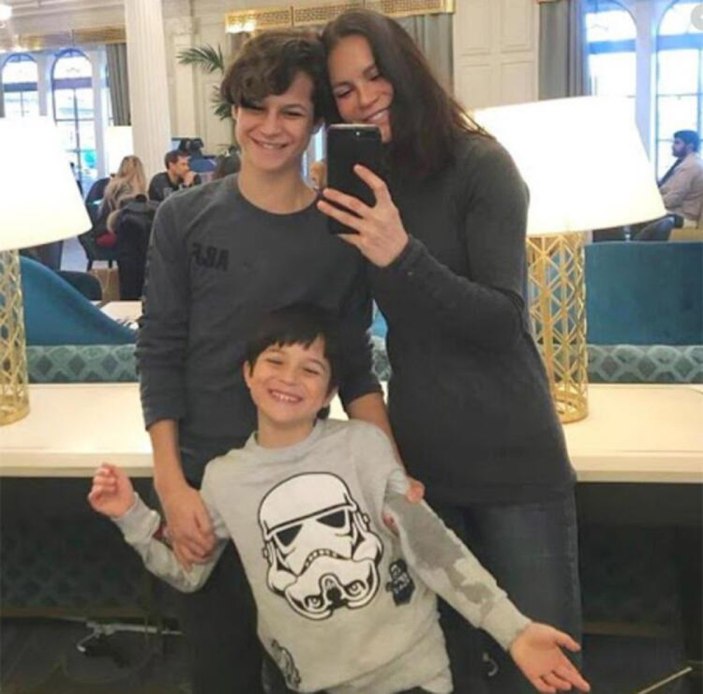 Ebru Şallı'nın oğlu Beren'e bakın, yakışıklı bir delikanlı oldu! Kaslı vücuduyla mankenlere taş çıkarıyor...