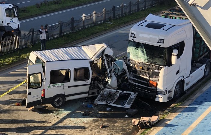 Rize'de okul servisi park halindeki tıra çarptı: 1 ölü 13 yaralı