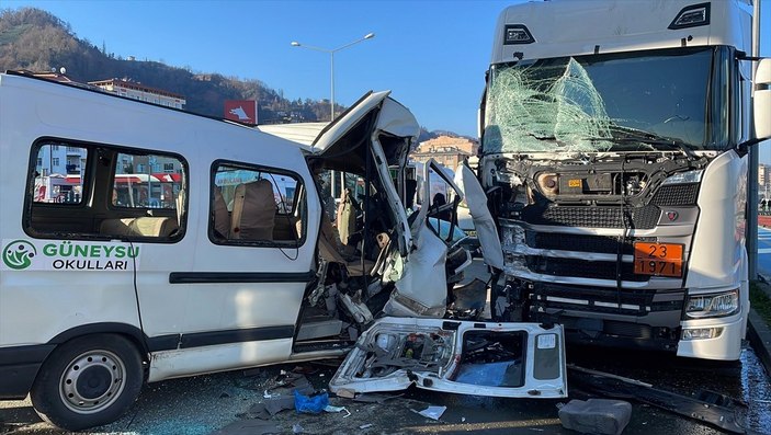 Rize'de okul servisi park halindeki tıra çarptı: 1 ölü 13 yaralı