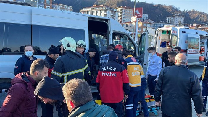 Rize'de okul servisi park halindeki tıra çarptı: 1 ölü 13 yaralı