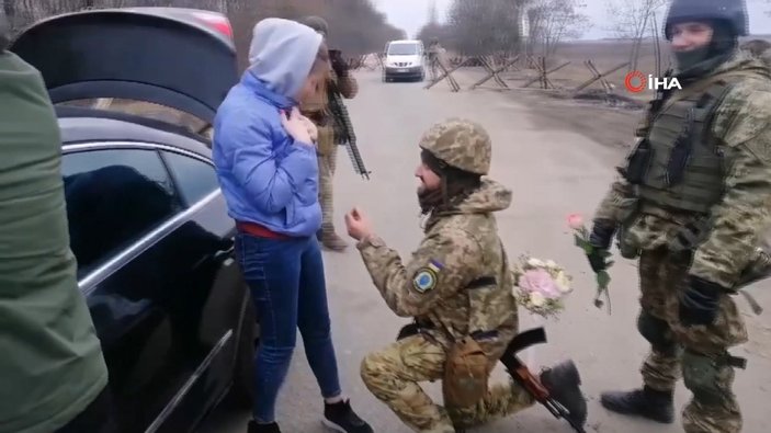Ukraynalı askerden sevgilisine evlilik teklifi