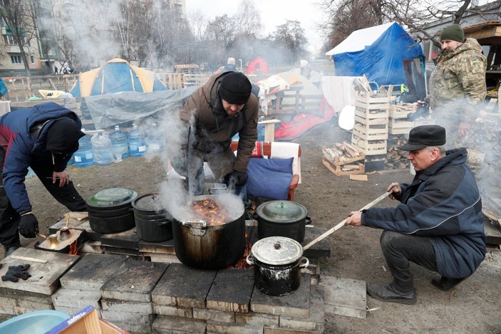 Ukrayna'da sahra mutfağı kuruldu