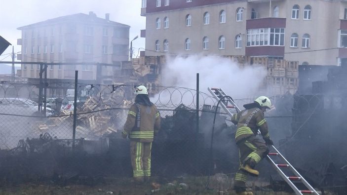 d Ataşehir'de plastik ve tahta palet üretimi yapılan iş yerinde yangın