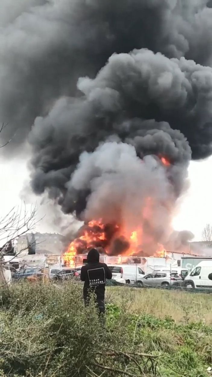 d Ataşehir'de plastik ve tahta palet üretimi yapılan iş yerinde yangın