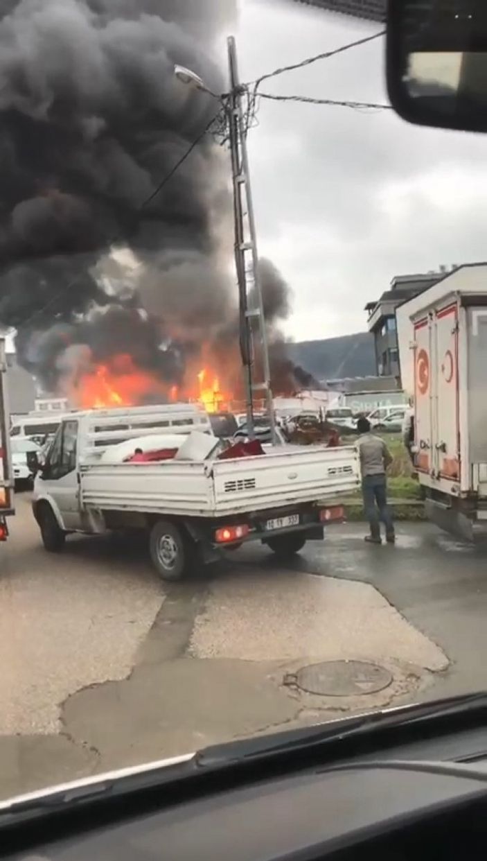 d Ataşehir'de plastik ve tahta palet üretimi yapılan iş yerinde yangın