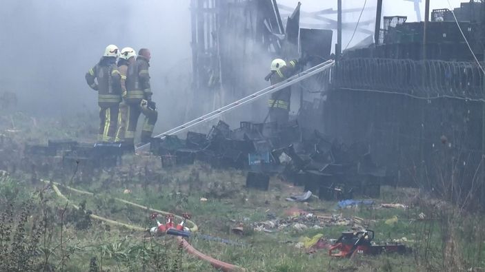 d Ataşehir'de plastik ve tahta palet üretimi yapılan iş yerinde yangın