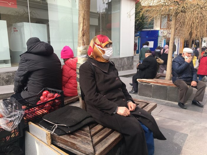 Eskişehir'de ağaca rahat yaslanmak için sünger bantladılar