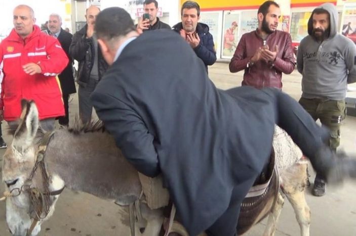 Gaziantep'te eşekli eylem, Gelecek Partili ilçe başkanının düşmesiyle son buldu
