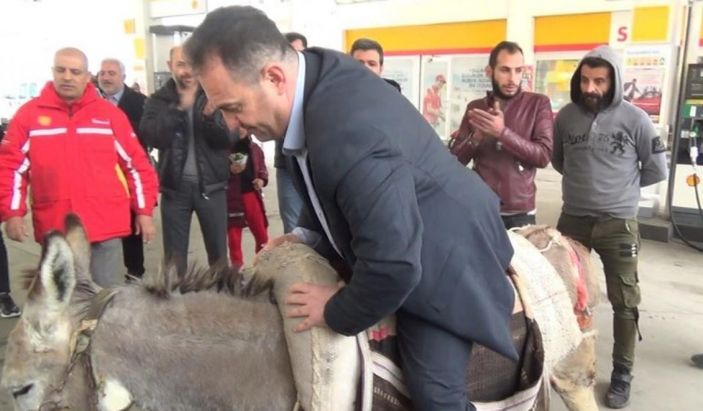 Gaziantep'te eşekli eylem, Gelecek Partili ilçe başkanının düşmesiyle son buldu