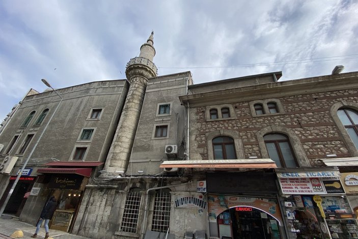 Bakırköy'deki tarihi caminin minaresi betonlaşmaya yenik düştü