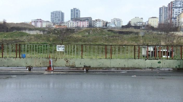 Bağcılar’da, eski fabrika alanı sokak köpekleriyle doldu