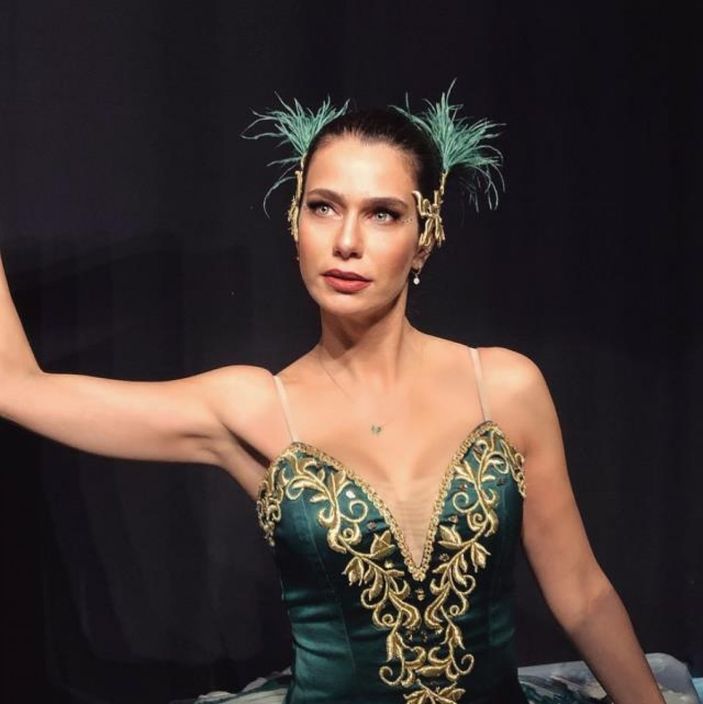 Kurtlar Vadisi'nin Savcı Leyla'sı mini elbisesini giydi, Londra sokakları alev aldı! Hatun yıkılıyor...