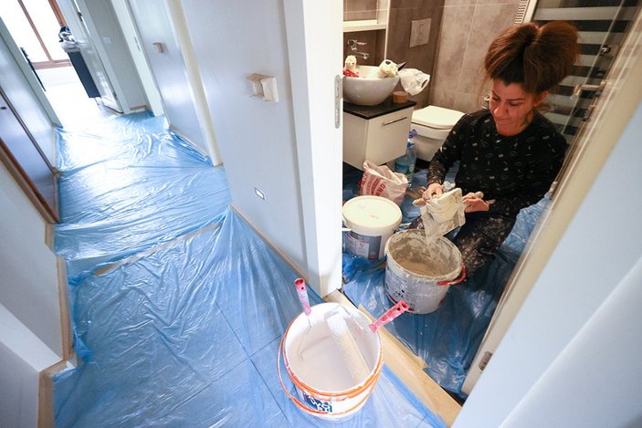 İzmirli kadın 4 yıldır boya badana işi yapıyor