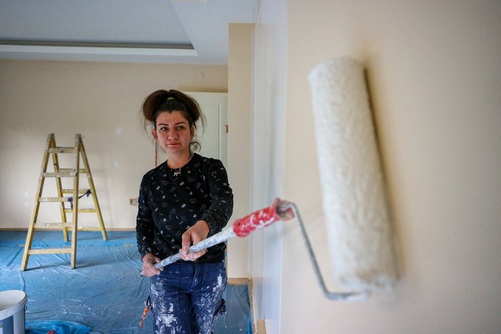 İzmirli kadın 4 yıldır boya badana işi yapıyor