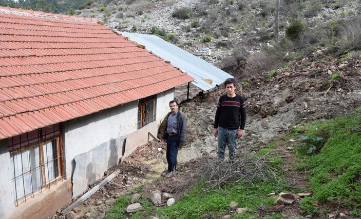 Antalya’da, 6 kişilik aile heyelan korkusuyla yaşıyor