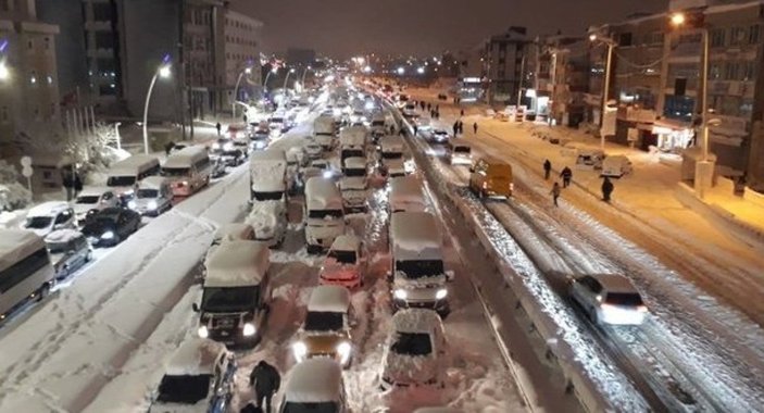 Tır ve kamyonların İstanbul'a girişleri yasaklandı