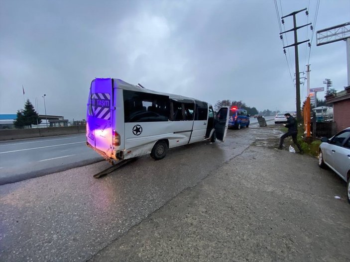 Düzce’de işçi servisi tırla çarpıştı: 11 yaralı