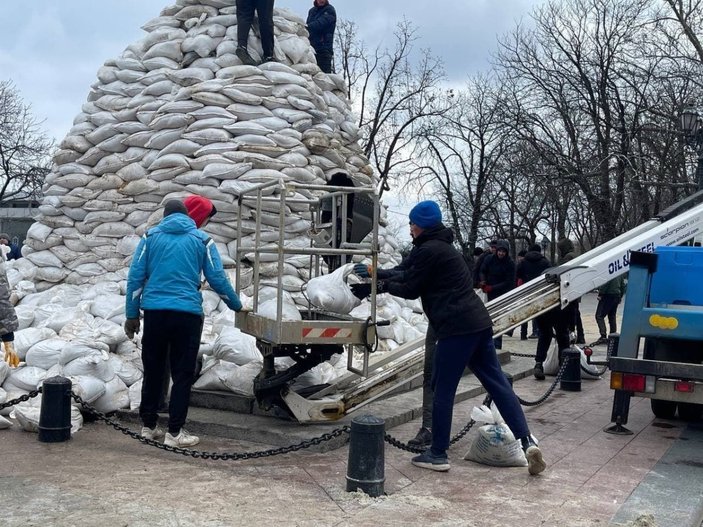 Ukrayna'da Odessalılar, kentin simge heykelini korumaya aldı