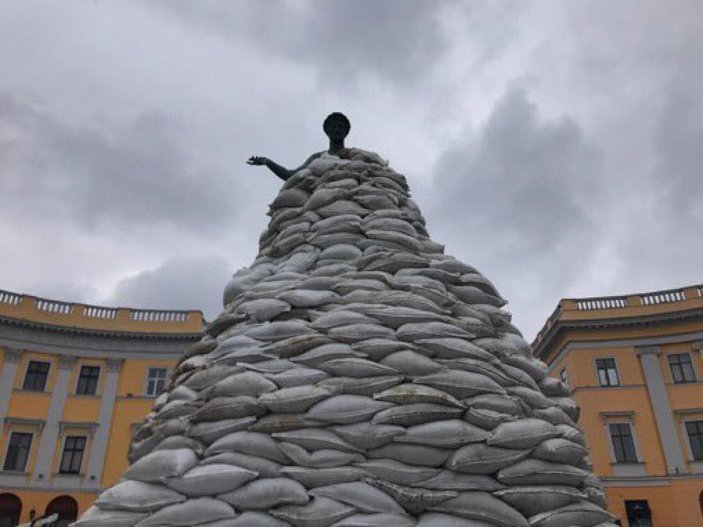 Ukrayna'da Odessalılar, kentin simge heykelini korumaya aldı
