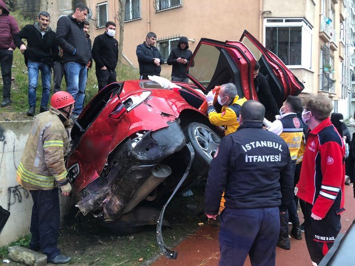 Maltepe’de bir araç, 25 metreden çocuk parkına uçtu