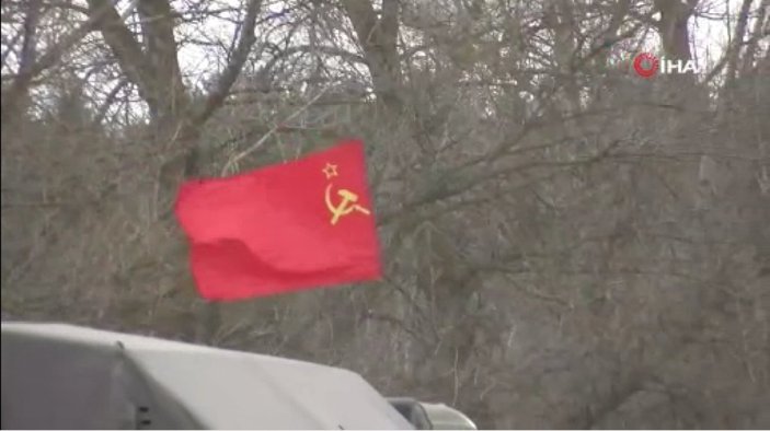 Rus tankına SSCB bayrağı asıldı