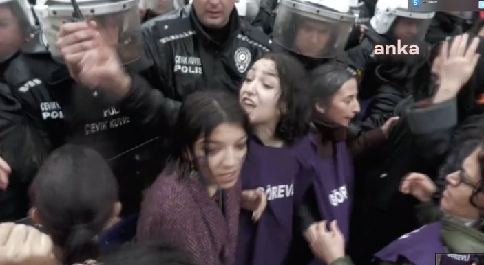 İzmir'de Kadınlar Günü yürüyüşünde arbede yaşandı