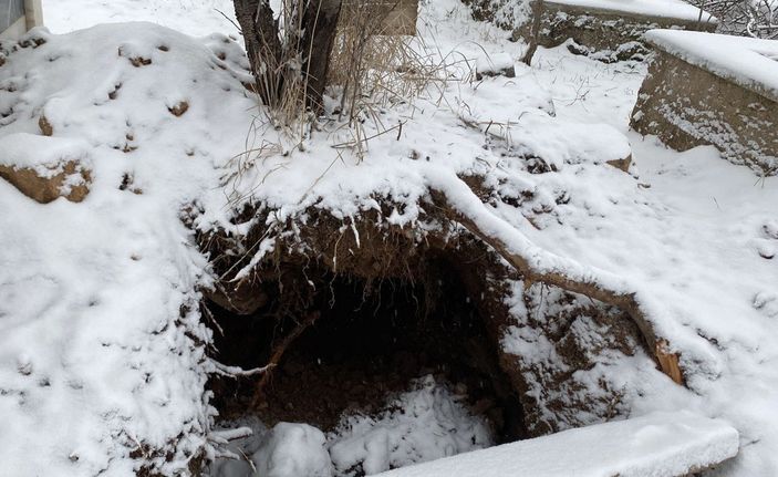 d Afyonkarahisar'da, mezarlıkta kazı yapan defineciler yakalandı