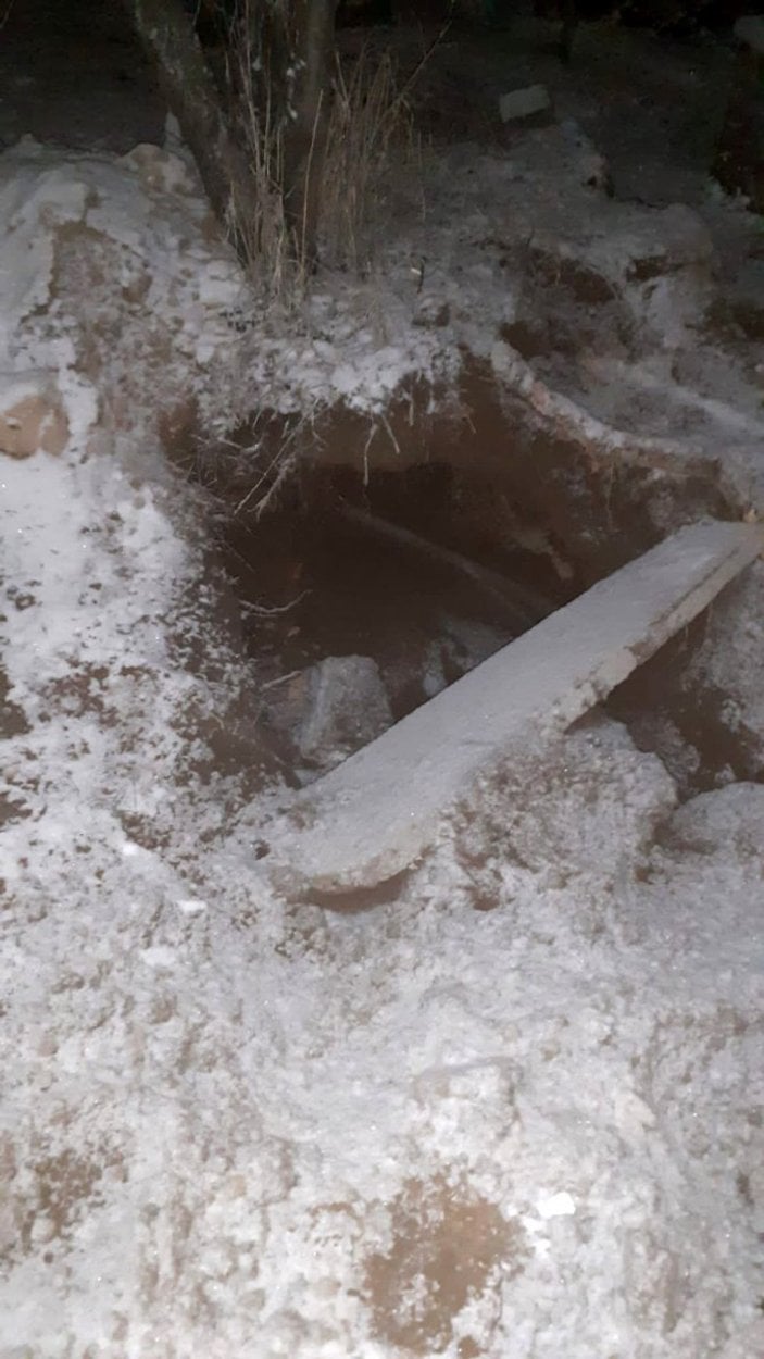 Afyonkarahisar'da, mezarlıkta kazı yapan defineciler yakalandı