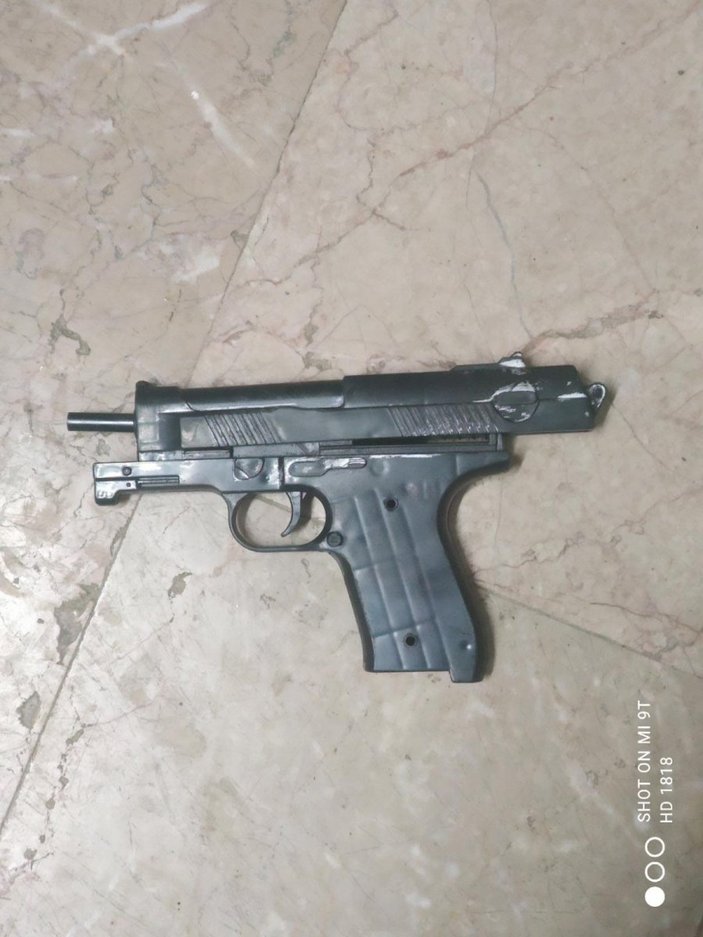 Sultanbeyli’de, oyuncak silahla market soymaya kalkan çarşaflı şüpheliler yakalandı