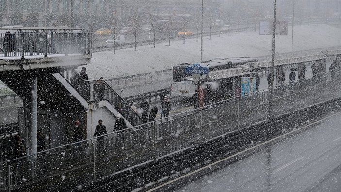 İstanbul'da kar yağışı: Yollar boş kaldı