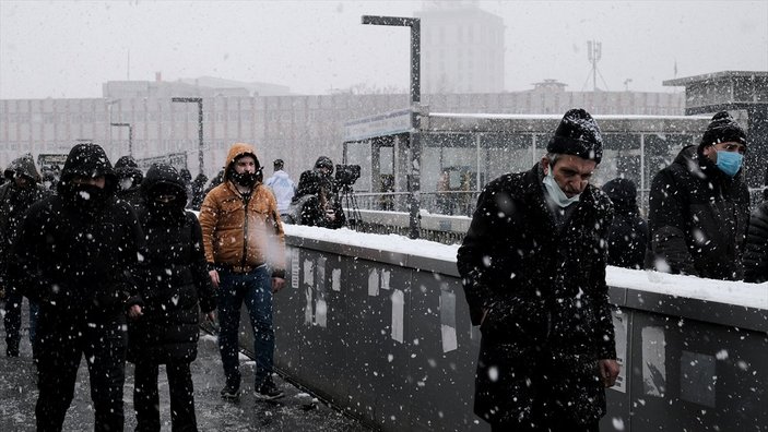 İstanbul'da kar yağışı: Yollar boş kaldı