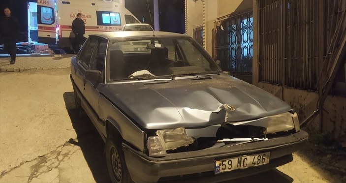 Tekirdağ'daki sürücü, evin demir kapısına çarptı