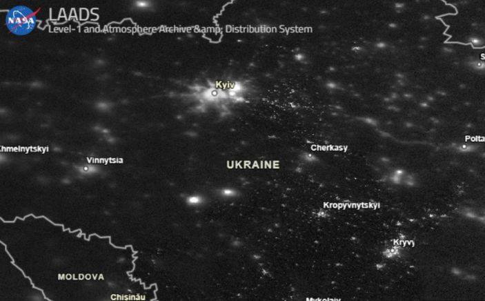 NASA, Ukrayna'nın karanlığa gömüldüğü anları fotoğrafladı