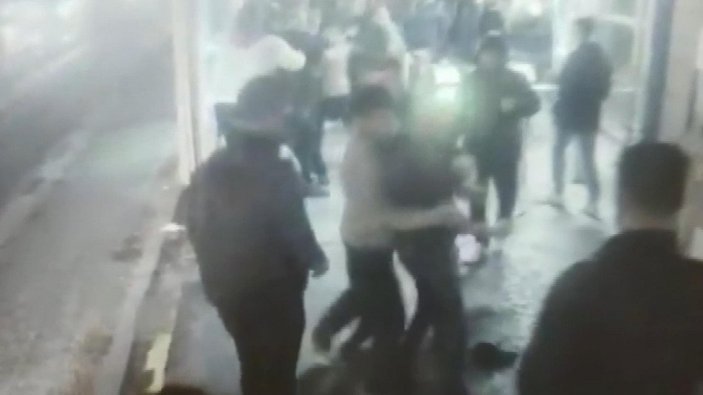 Eyüpsultan’da, metrobüs durağında güvenlik görevlisine bıçaklı saldırı