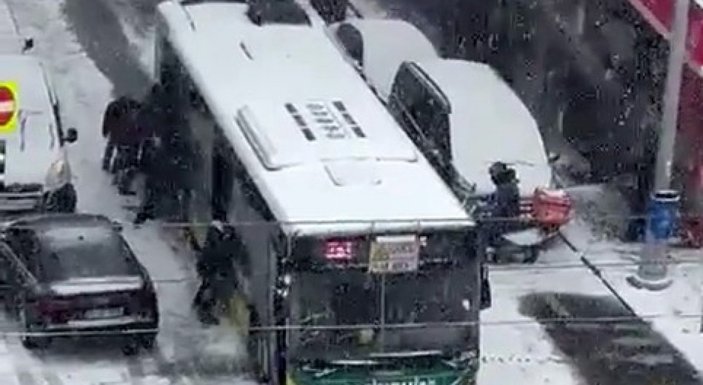 Sultangazi’de yolda kalan otobüsü yolcular itti