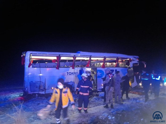 Sivas'ta yolcu otobüsü devrildi: 4'ü ağır 20 yaralı