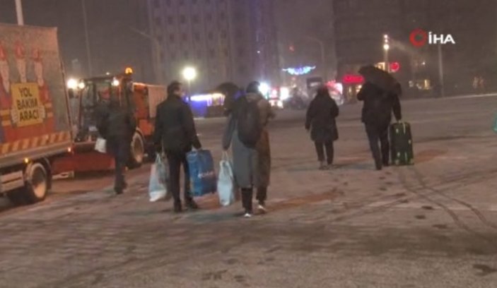 İstanbul Taksim'de tipi şeklinde kar yağışı etkili oldu