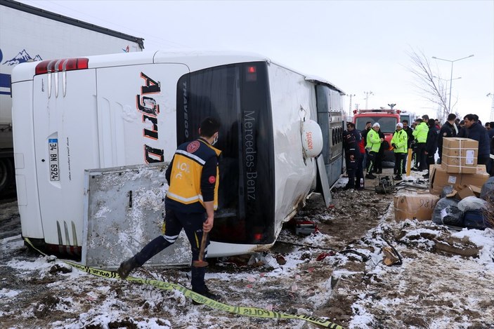 Ağrı'da yolcu otobüsü devrildi: 12 yaralı